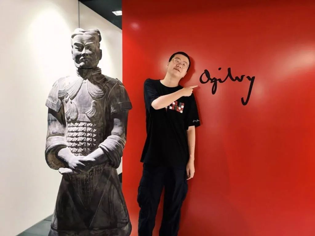 瞒不住了，娱乐圈这些人之前比我还社畜！