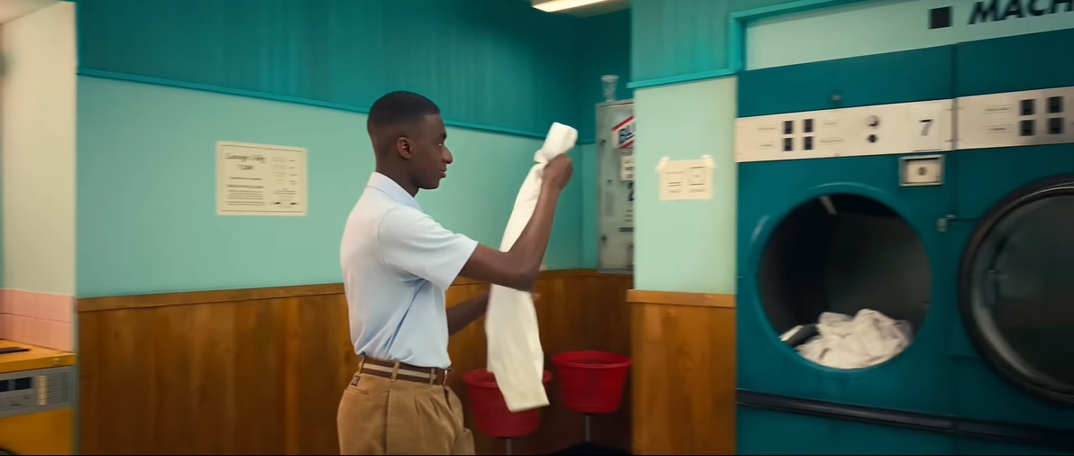 苹果拍了支奇怪的广告：一只红袜子引发的浪漫邂逅