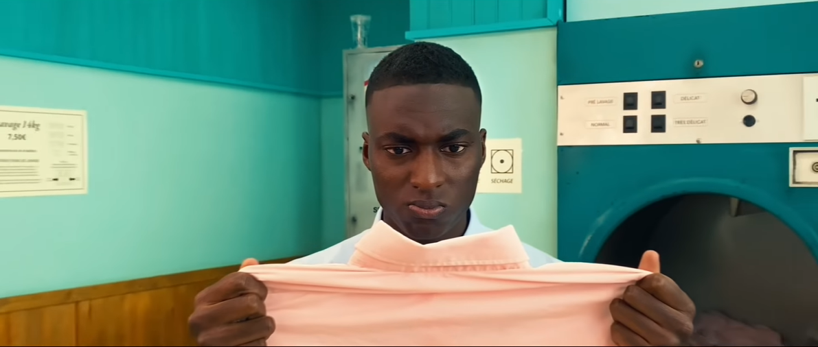 苹果拍了支奇怪的广告：一只红袜子引发的浪漫邂逅