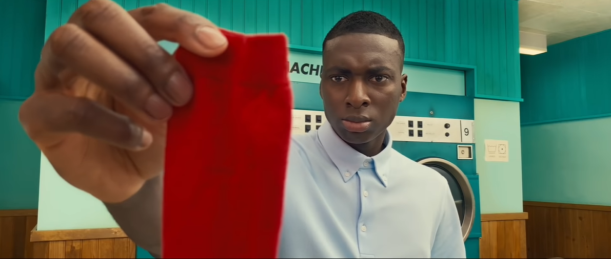 苹果拍了支奇怪的广告：一只红袜子引发的浪漫邂逅