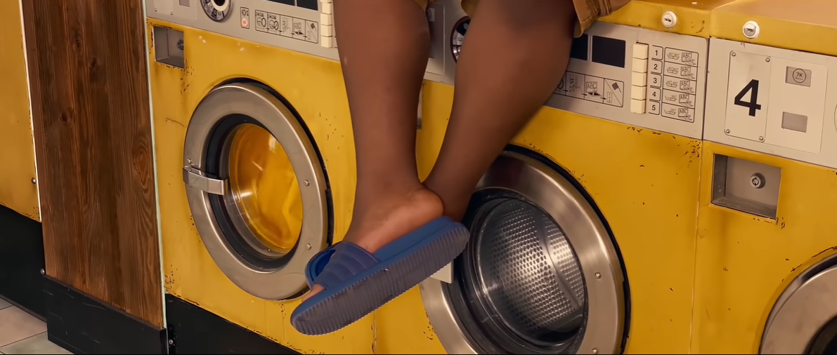 苹果拍了支奇怪的广告：一只红袜子引发的浪漫邂逅