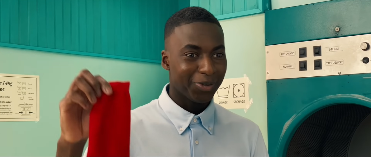 苹果拍了支奇怪的广告：一只红袜子引发的浪漫邂逅