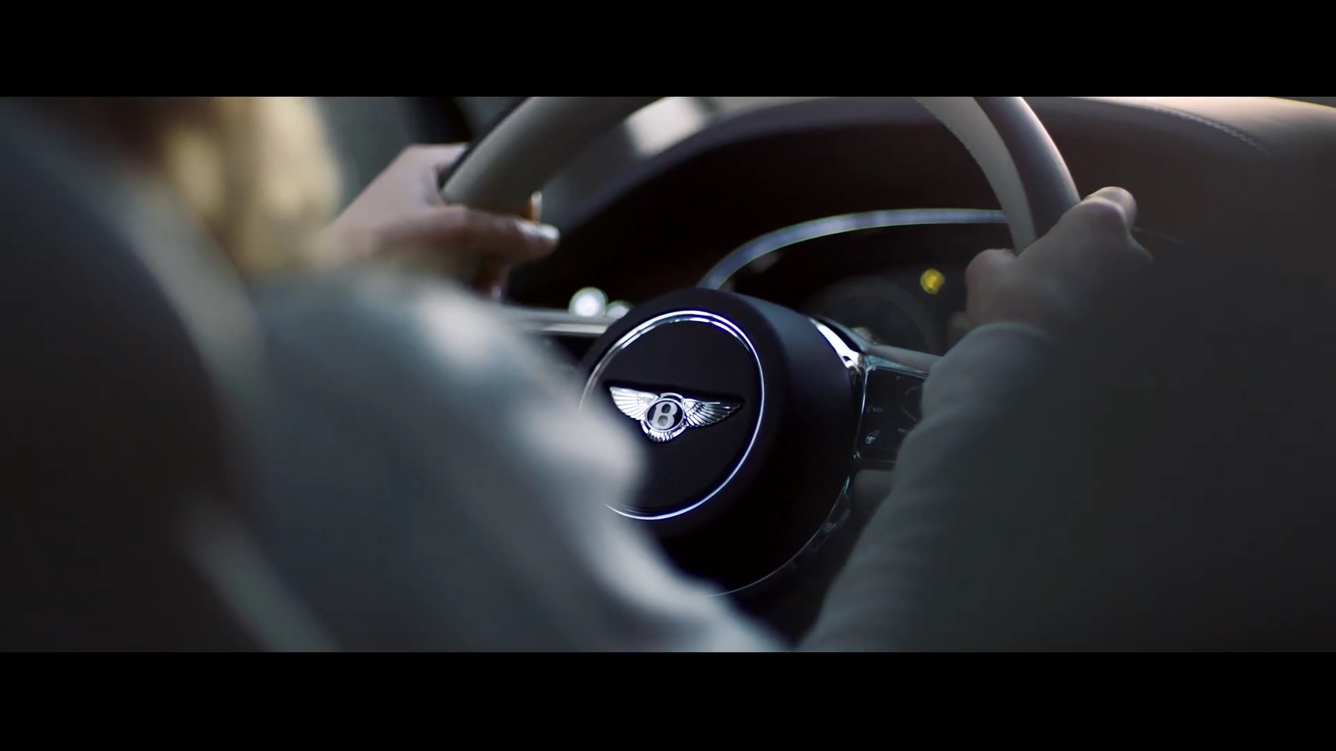 宾利发布新添越广告大片，为你开启非凡之旅！