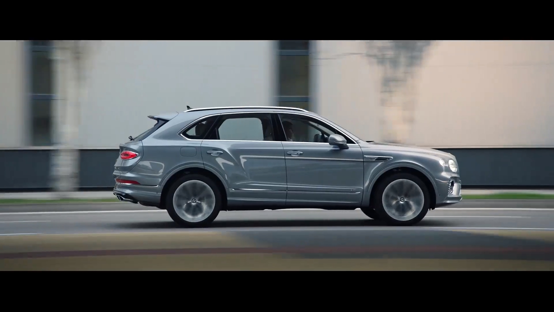 宾利发布新添越广告大片，为你开启非凡之旅！