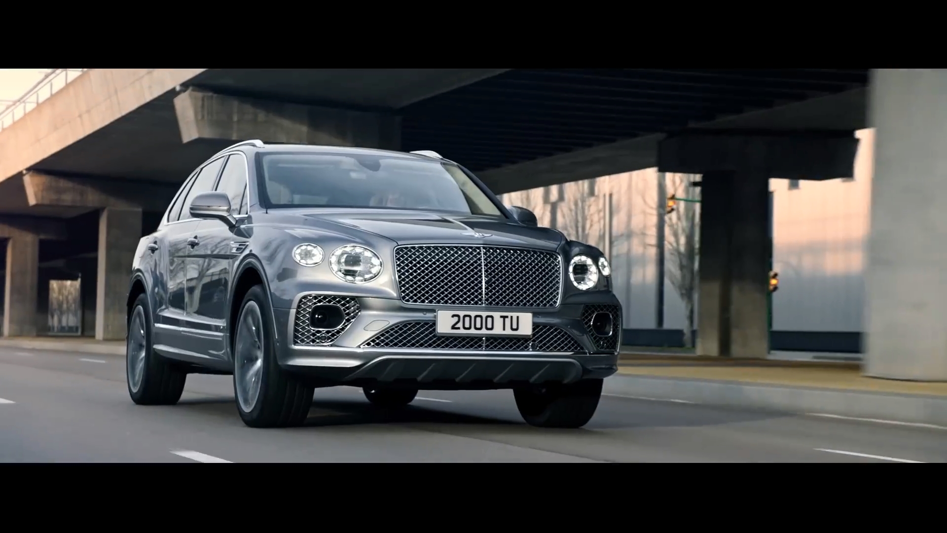 宾利发布新添越广告大片，为你开启非凡之旅！