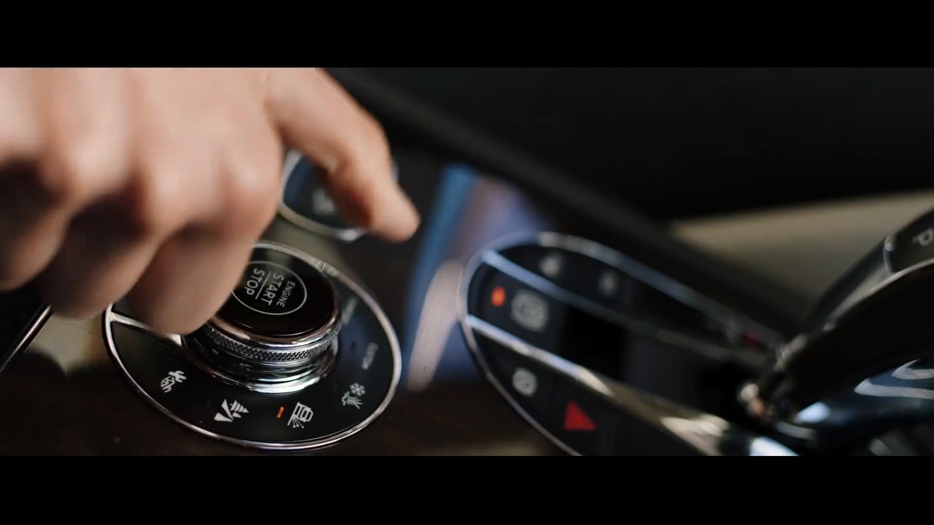 宾利发布新添越广告大片，为你开启非凡之旅！