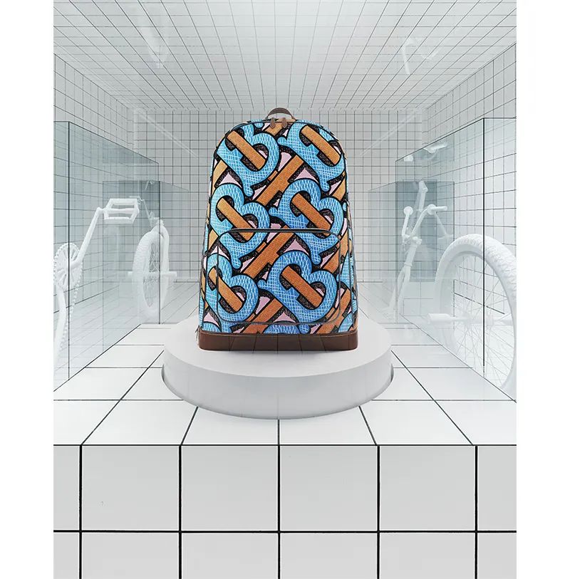 Burbbery夏季广告大片：进入亦真亦假的虚幻世界