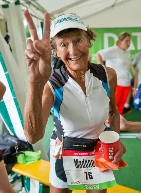 随着时代的进步，老年人的形象也逐渐变得更多样化和更潮流。