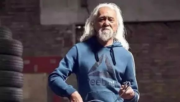 随着时代的进步，老年人的形象也逐渐变得更多样化和更潮流。