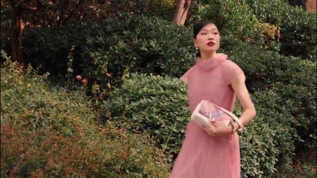 粉色花草丛中躲猫猫，宝格丽七夕广告有点甜