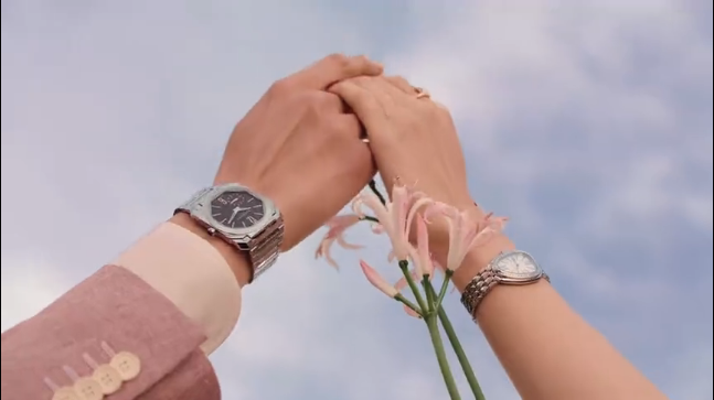 粉色花草丛中躲猫猫，宝格丽七夕广告有点甜