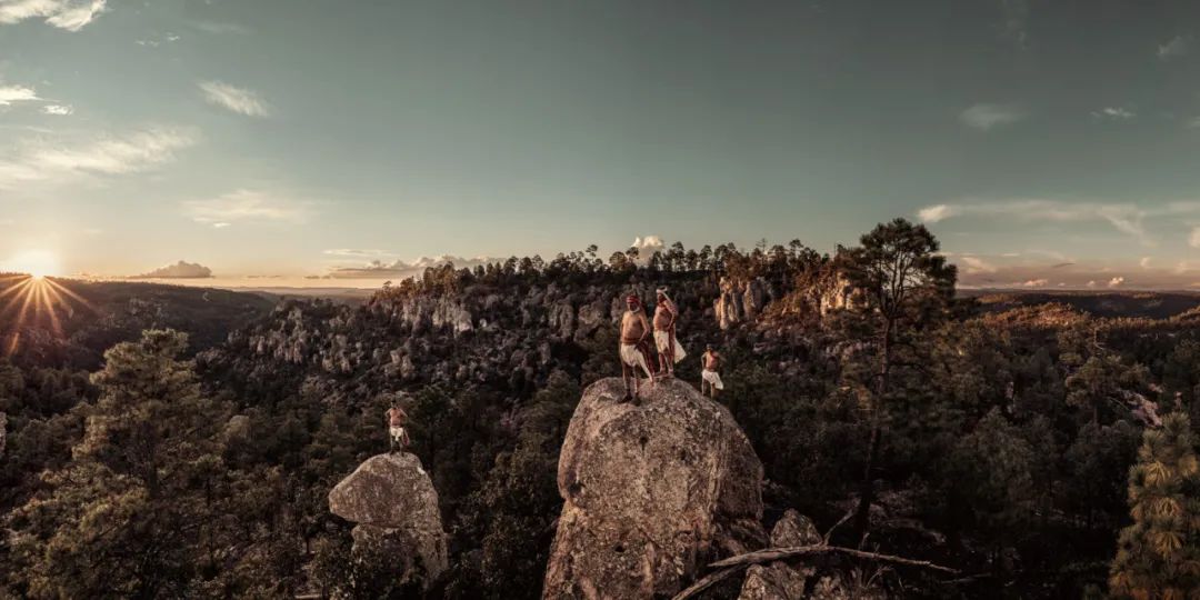 为记录部落文明，英国摄影师跑遍了世界