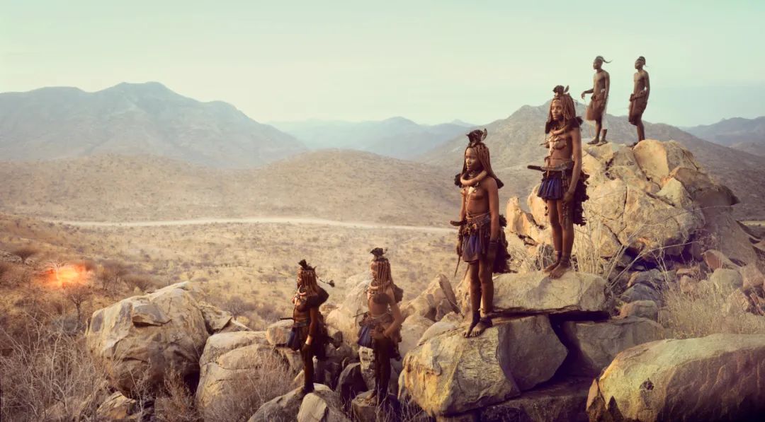 为记录部落文明，英国摄影师跑遍了世界