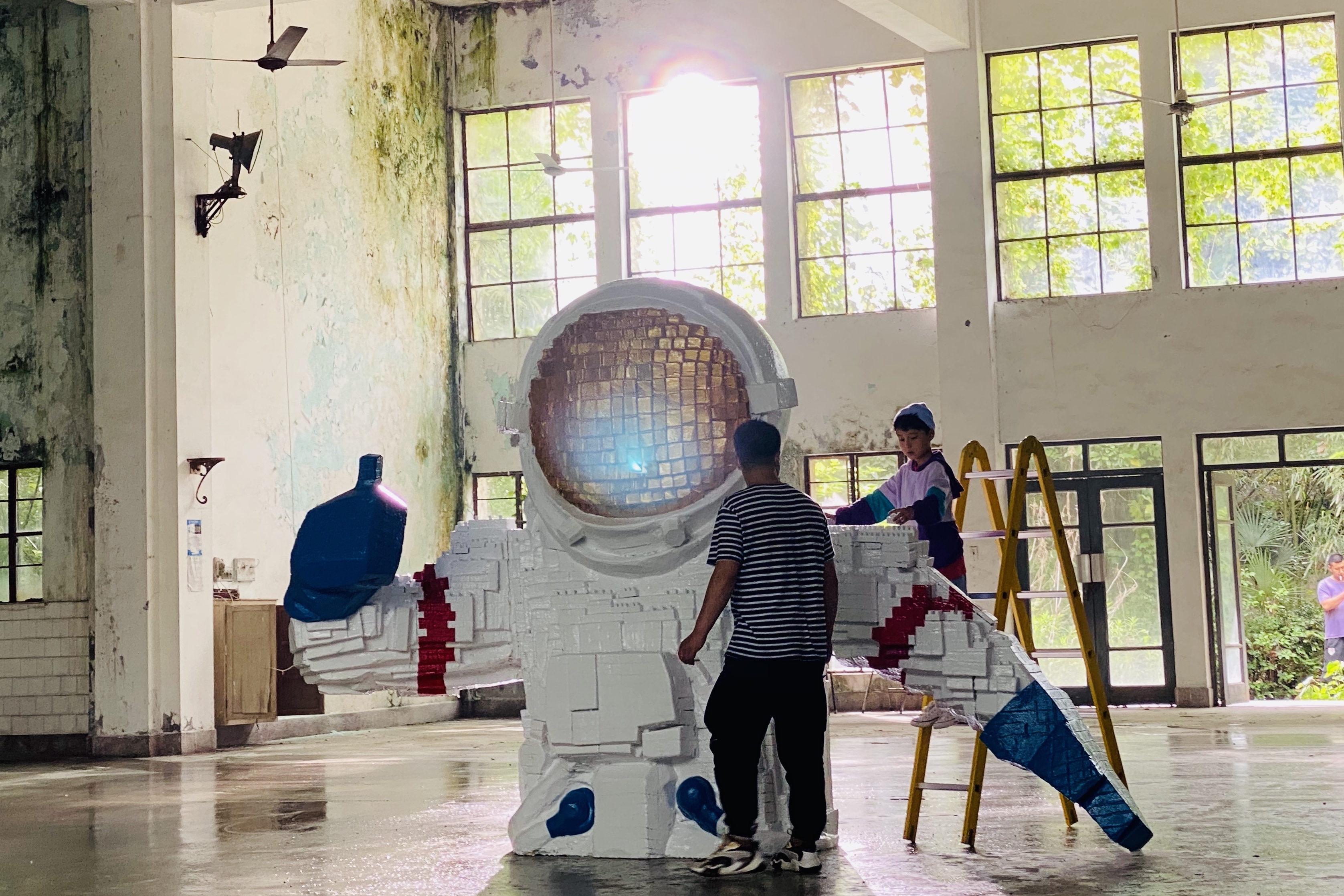 艺术得不像地产广告！我们与创意大咖熊超，聊了聊时代中国MV背后