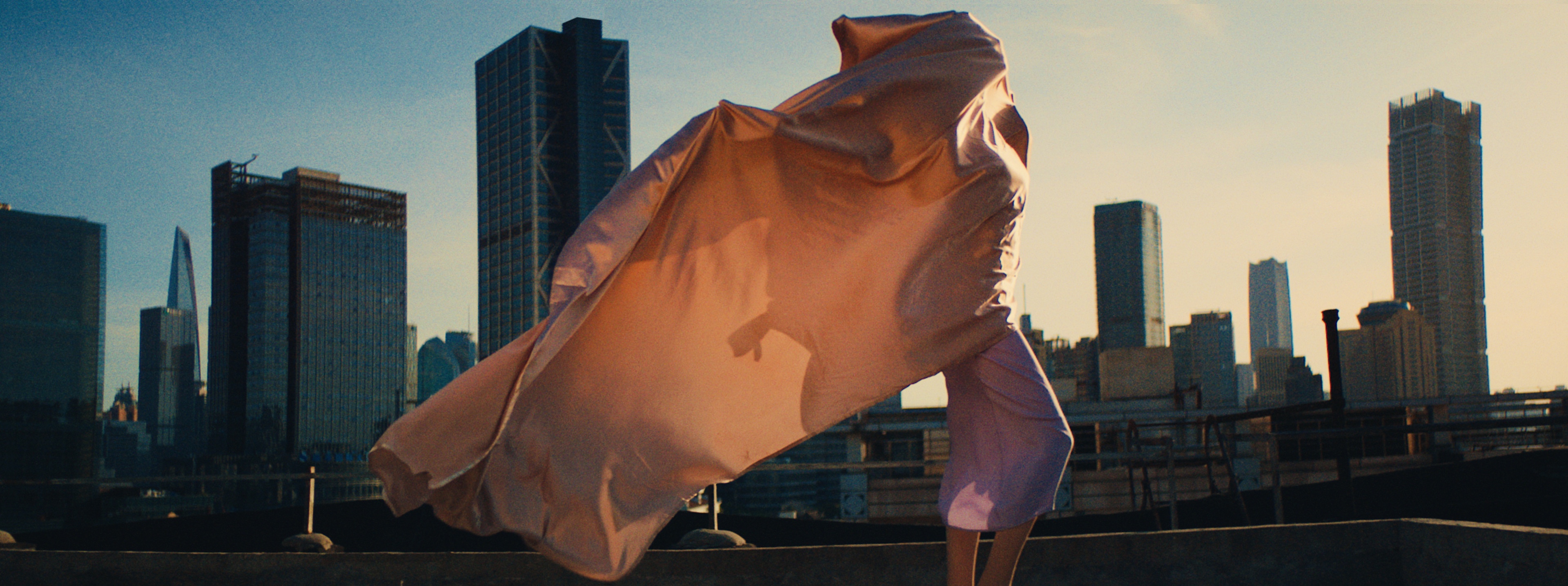 艺术得不像地产广告！我们与创意大咖熊超，聊了聊时代中国MV背后