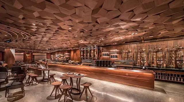 星巴克上海老店变身“咖啡星球”，还举办了艺术展