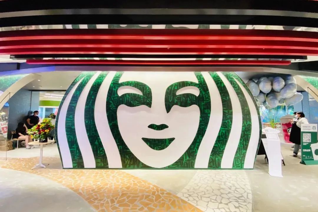 星巴克上海老店变身“咖啡星球”，还举办了艺术展