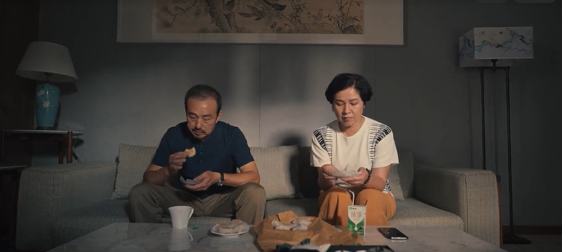 蒙牛献礼中秋节微电影《背后》，让每个离家的人看到自己的影子