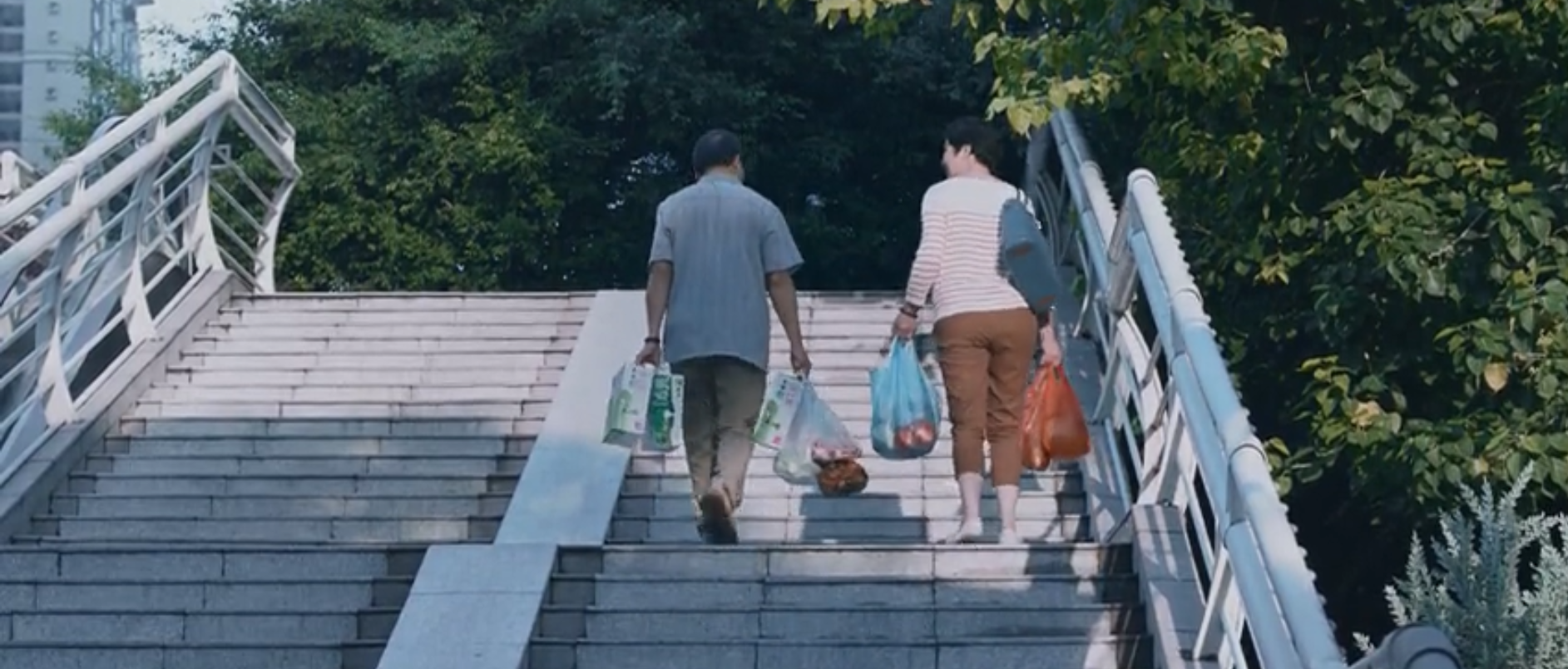 蒙牛献礼中秋节微电影《背后》，让每个离家的人看到自己的影子