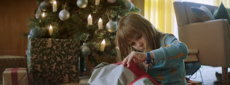 葡萄牙电信运营商NOS圣诞广告：落在爷爷家的小熊玩偶