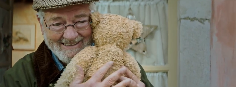 葡萄牙电信运营商NOS圣诞广告：落在爷爷家的小熊玩偶