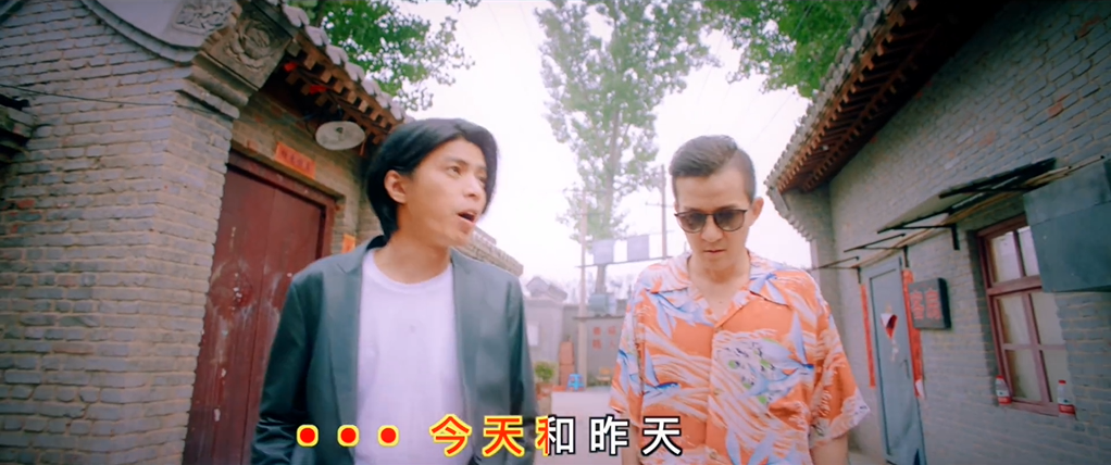  滴滴快车×五条人复古MV：打车去太空