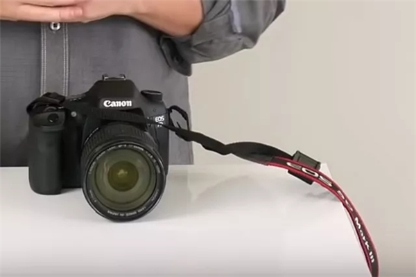 你自以为会用，其实却用错了的器材：相机背带